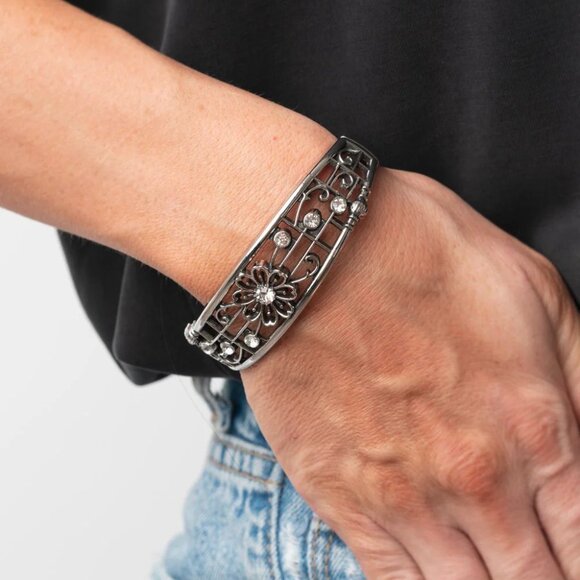 Paparazzi Jewelry Accessories - Prairie Musical - White Bracelet - Vintage - Picture 3 of 4